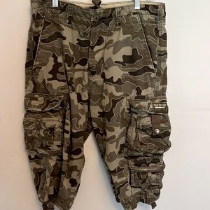 SOLD ✔️ Unionbay camo capris!